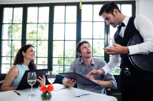 Создать мем: пара в ресторане, мужик и официант, клиент и официант конфликт