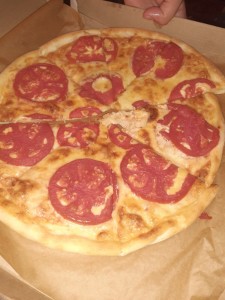 Создать мем: пицца prima, pizza, pepperoni pizza