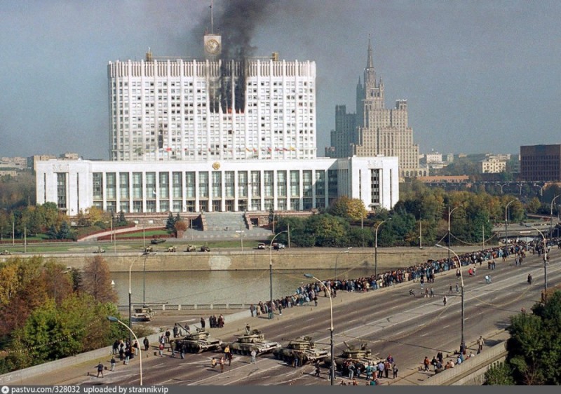 Создать мем: белый дом москва 1993, белый дом москва 1993 обстрел, белый дом 1993 год обстрел