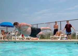 Создать мем: мужчина в бассейне смешное, мужик прыгает в бассейн, прыгает в бассейн