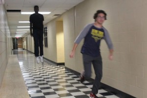 Создать мем: убегающий человек, мем с человеком бегущим по коридоруадекватно, человек бежит по коридору мем