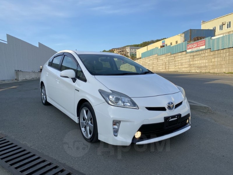 Создать мем: Toyota Prius III Рестайлинг (ZVW30/35), toyota prius alpha 2013, toyota prius 2012