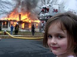 Создать мем: девочка на фоне пожара, девочка и горящий дом мем, девочка с горящим домом