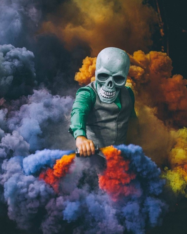 Create meme: colored smoke , photo shoot with colored smoke, skull with smoke