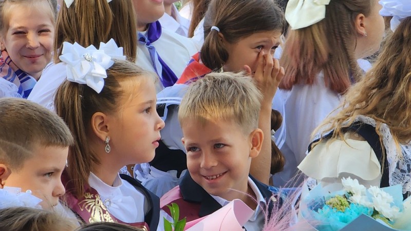 Создать мем: первоклассника, школьная линейка на 1 сентября, школа на 1 сентября