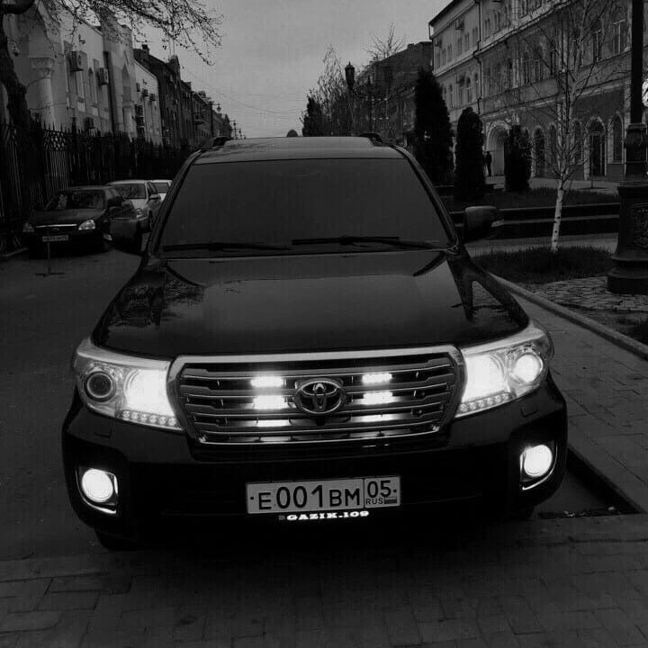 Создать мем: двухсотка ночью, black land cruiser, автомобиль