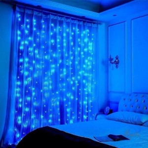 Создать мем: гирлянда штора голубой и синий, гирлянда штора, светодиодная гирлянда в интерьере спальни