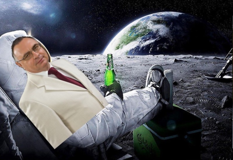 Create meme: astronaut with a beer, astronaut with a beer on the moon, astronaut with beer with a view of the moon