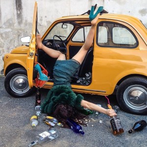 Создать мем: вид из автомобиля, приколы, девушка пьяная из машины