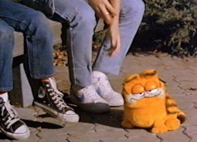 Создать мем: гарфилд 2004 арлин, garfield, кот гарфилд игрушка