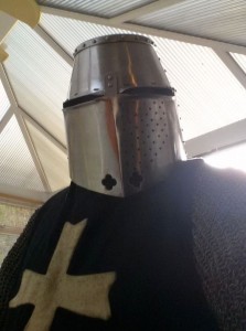 Создать мем: рыцарь деус вульт, доспехи тамплиеров шлемы рыцарей, горшковый шлем крестоносца