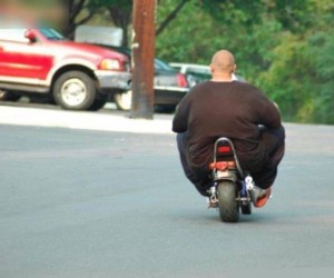 Создать мем: жирный на мотоцикле, толстый мотоциклист, толстяк на мотоцикле