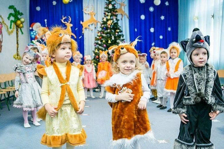 Создать мем: утренник в садике, детский садик утренник, детский сад новый год