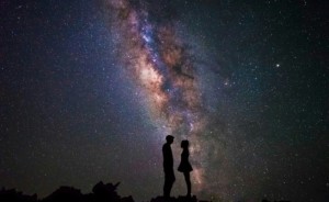 Создать мем: Млечный Путь, пара и звезды в хорошем качестве оригинал, пнг--романтика двое и вселенная