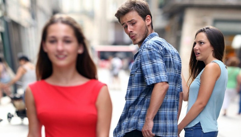 Создать мем: distracted boyfriend, 30 августа, мужчина оборачивается на женщину