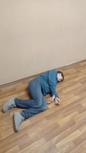 Создать мем: полы, мужчина лежит на полу, напольные покрытия