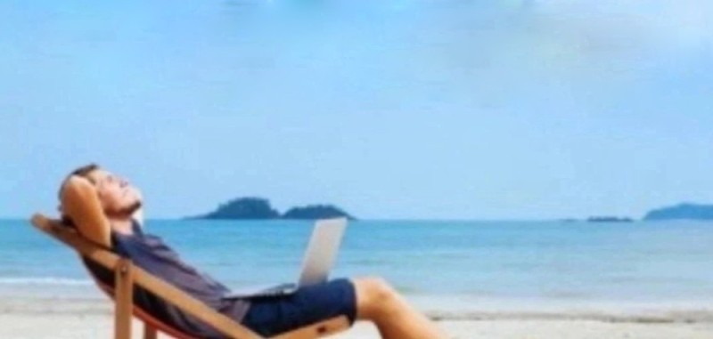 Создать мем: на отдыхе, мужчина на шезлонге пляж, отпуск фрилансера