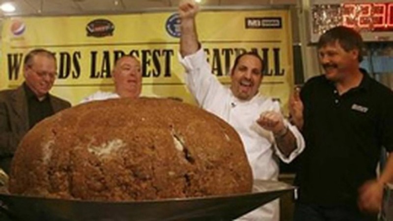 Создать мем: worlds largest, самый большой бургер в мире рекорд гиннесса, огромные