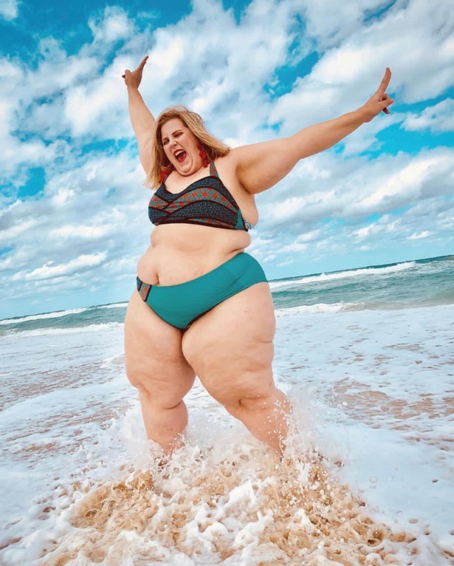 Создать мем: полные женщины в купальниках, анна о брайен модель plus, полные женщины на пляже