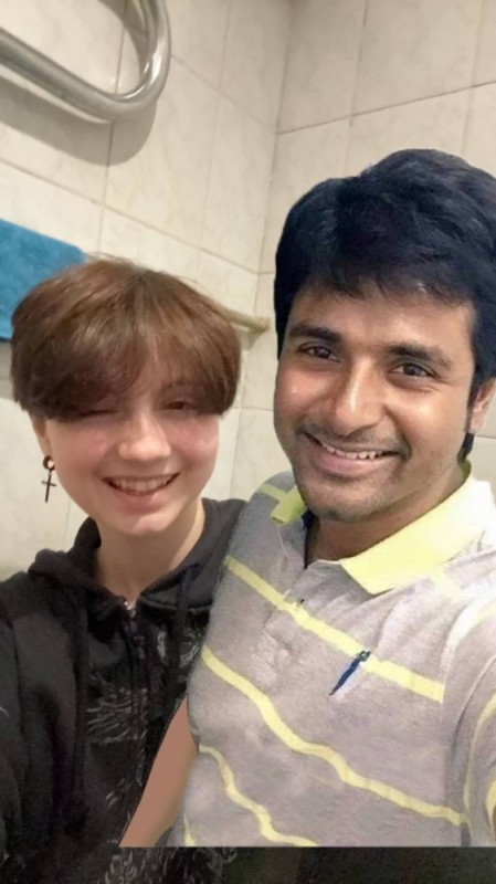 Создать мем: sivakarthikeyan sk, anirudh ravichander, кирти суреш и ее парень