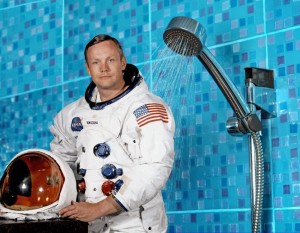 Создать мем: принимать душ, нил армстронг американский космонавт, душ