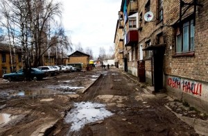 Создать мем: обычная улица в россии, двор, россия провинция нищета грязь