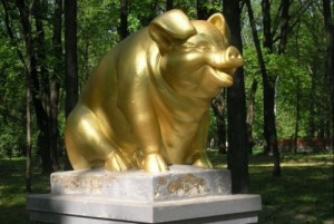 Create meme: pam monuments, a monument to the pig, monuments to animals
