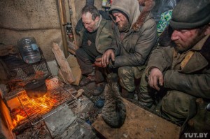 Создать мем: бомжи онлайн, кочегар профессия, бомжи в челябинске на городской свалке