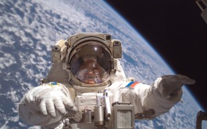 Создать мем: отражение космоса в шлеме космонавта, космонавт наса, скафандр в космосе
