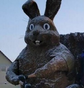 Создать мем: памятник деду мазаю и зайцам в москве, скульптура зайца, заяц в петропавловской крепости в санкт-петербурге