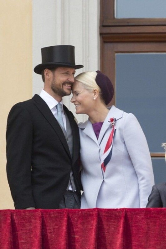 Создать мем: принц уильям и кейт миддлтон, жена, королевская семья норвегии