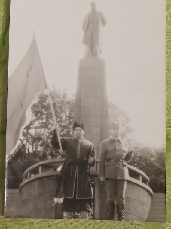 Создать мем: памятник ленину, памятник кирову в баку, иллюстрация