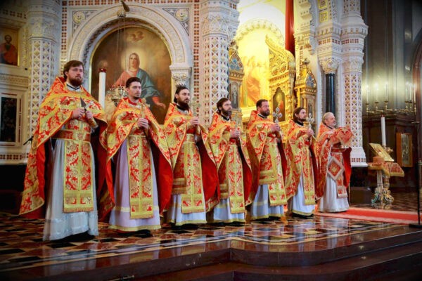 Создать мем: священник в церкви, церковное богослужение – пасхальная литургия, священник православный