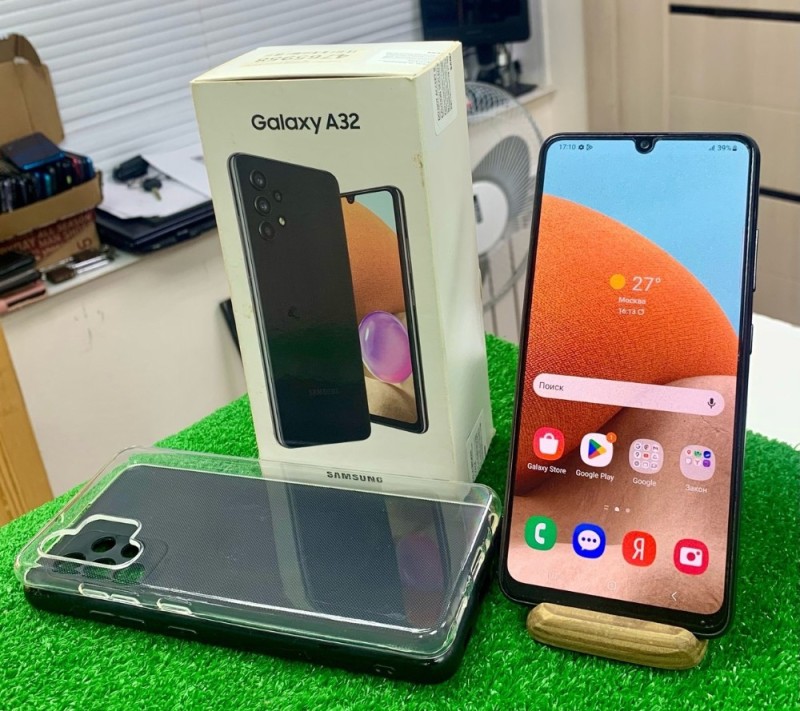 Создать мем: смартфон samsung galaxy, samsung galaxy s 10 e, samsung galaxy a 32