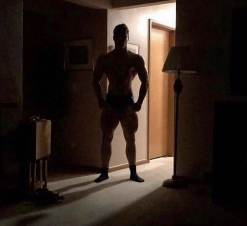 Создать мем: мужчины бодибилдеры, shadowy buff guy in a doorway, мужчина в дверном проеме