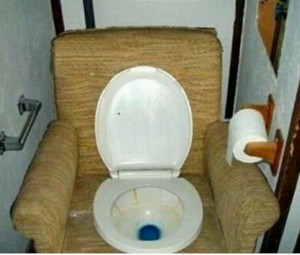 Создать мем: унитаз для уличного туалета, унитаз бу, кресло в деревенском туалете