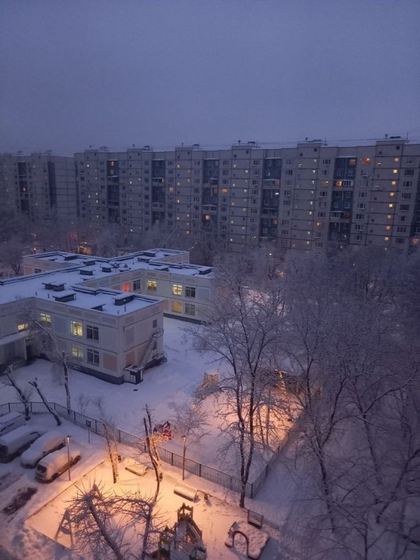 Создать мем: москва, снег во дворе, зимний вид из окна