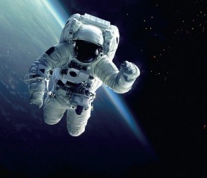 Создать мем: астронавт, космонавт в открытом космосе, космонавт в космосе