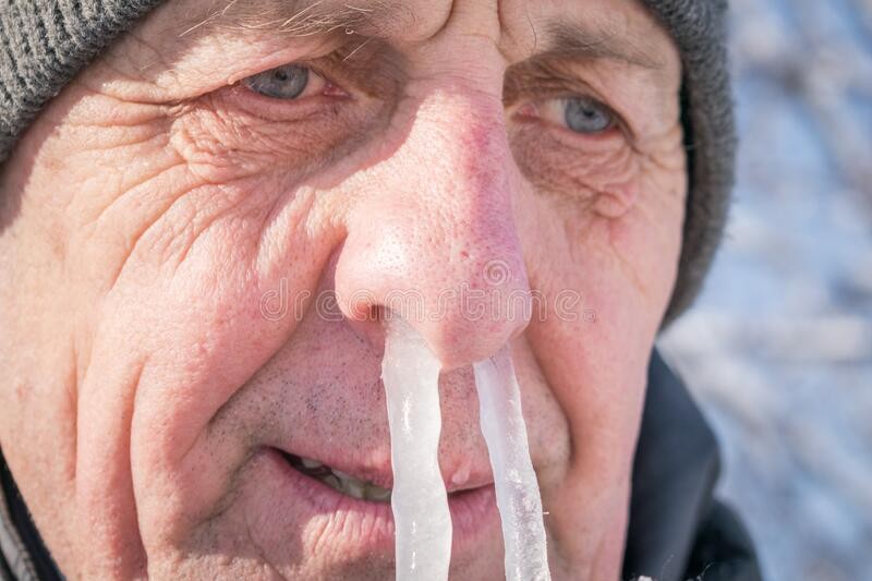 Создать мем: сосулька на носу, замерзший человек с сосульками, замерзшие люди