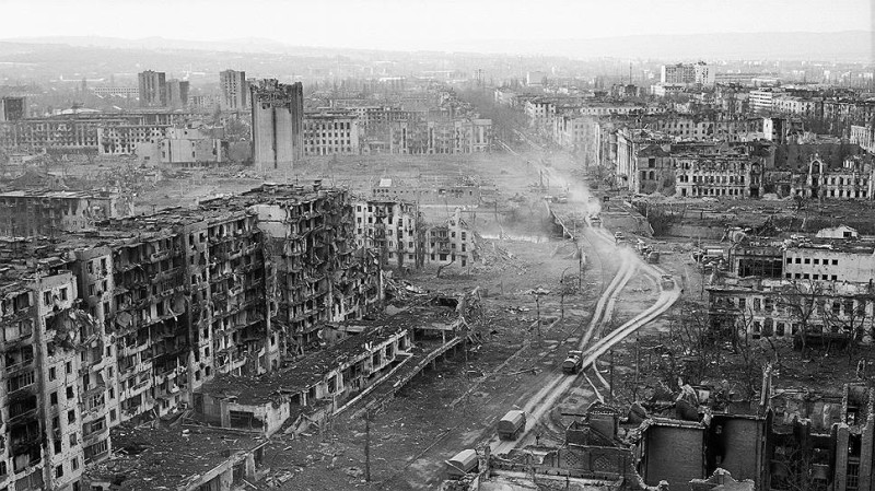 Create meme: Grozny before the war, grozny after the war, minutka square grozny 1995