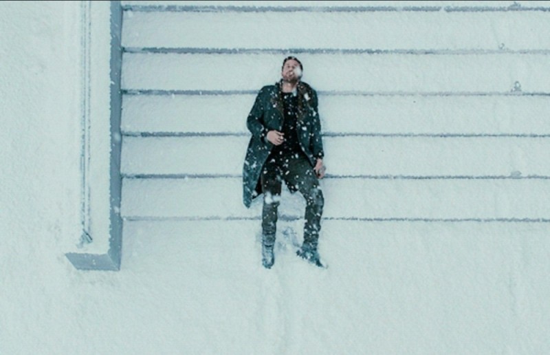 Создать мем: бегущий по лезвию 2049, райан гослинг лежит на снегу, гослинг на снегу
