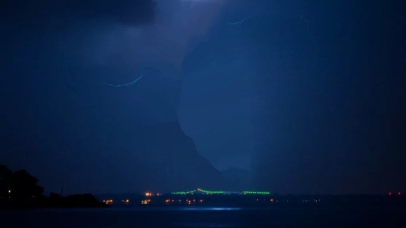 Create meme: lightning storm, The sea is a thunderstorm, Lightning in the sky