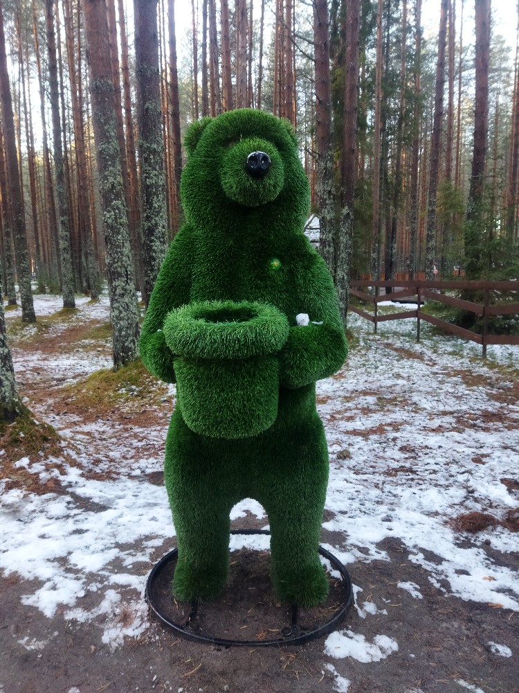 Create meme: topiary figures of bears, topiary bears, topiary figures