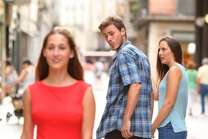 Создать мем: distracted boyfriend meme, distracted boyfriend мем sex, мем парень оборачивается на девушку