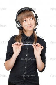 Создать мем: женщина в наушниках, девушка с наушниками и микрофоном, девушка слушает музыку в наушниках