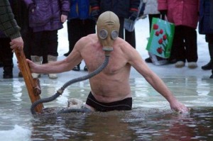Создать мем: купание, купание в проруби приколы, крещение в россии