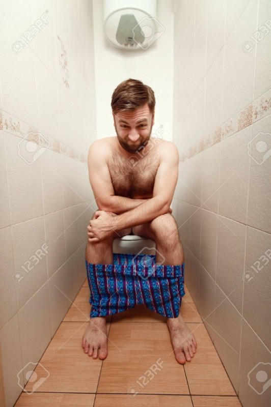 Создать мем: сижу на унитазе, человек сидит на туалете, человек сидит на унитазе