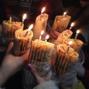 Создать мем: день рождения, толстые свечи, шавуха при свечах
