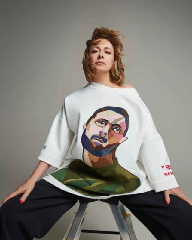 Create meme: girl , women's oversize t-shirt, hoodie oversize with print