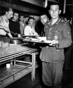 Создать мем: советско-финские войны, фотографии мирных немцев на раздаче еды, немецкие военнопленные